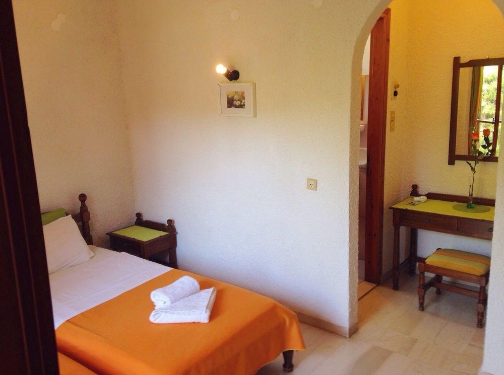 Artemis Rooms Agia Marina  Eksteriør billede