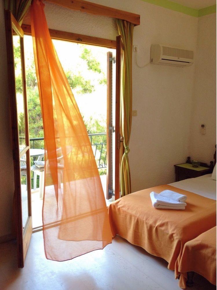 Artemis Rooms Agia Marina  Eksteriør billede