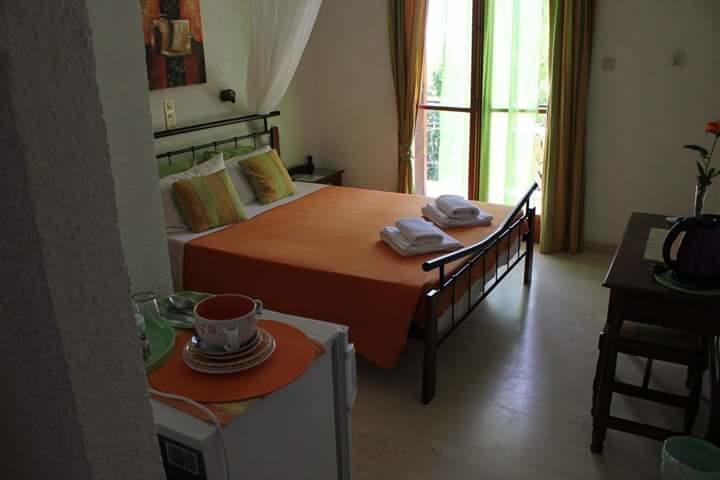 Artemis Rooms Agia Marina  Eksteriør billede